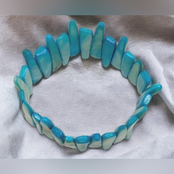 Mother of Pearl shell beaded wide stretch bracelet. Bracelet measures 7” in diam - Picture 2 of 2